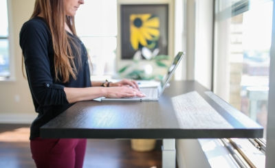 3 tips om jouw zit-sta bureau goed te gebruiken